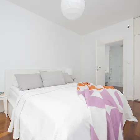 Charming With Parking By Renters Apartment