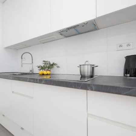 Apartment Charming With Parking By Renters *