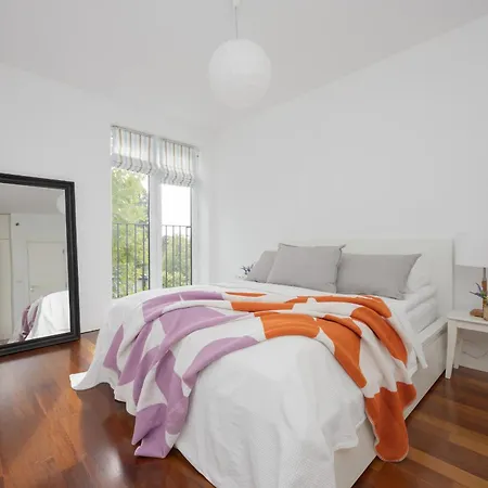 Charming With Parking By Renters *