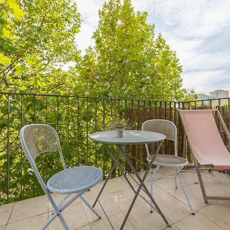Charming With Parking By Renters Apartment